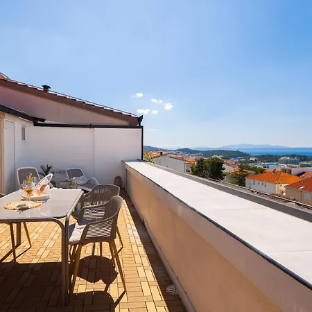 Апартаменти Mia Penthouse With Panoramic Terrace Макарська